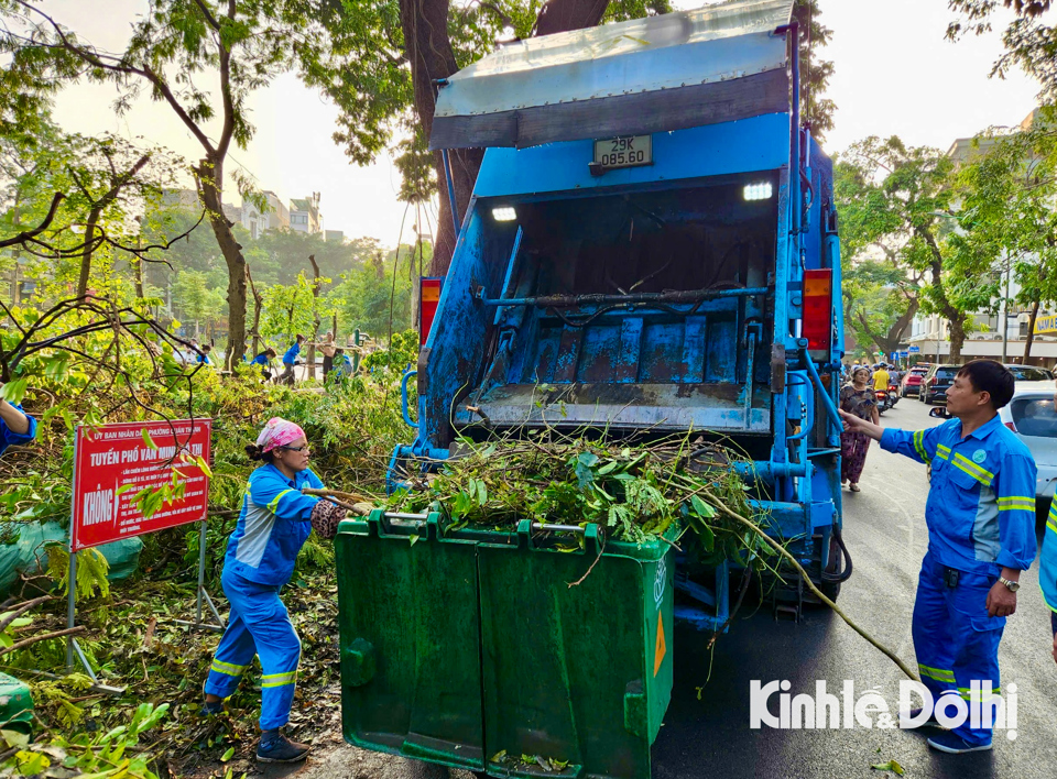 [Ảnh]: Người dân Hà Nội dọn vệ sinh môi trường khắc phục hậu quả bão Yagi - Ảnh 2