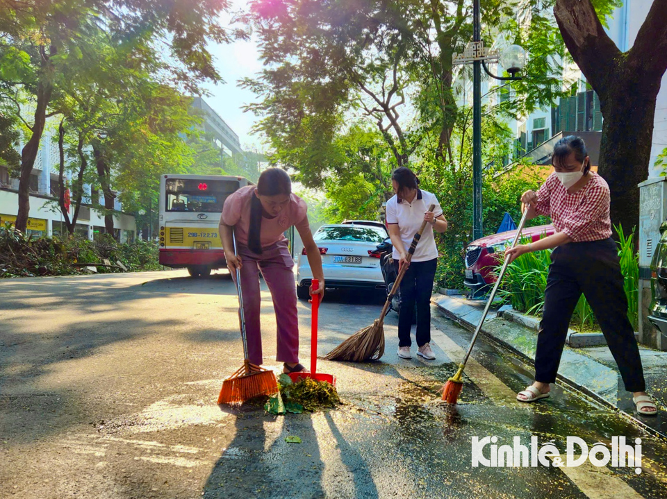 Đ&ocirc;ng đảo người d&acirc;n hưởng ứng tổng vệ sinh m&ocirc;i trường Thủ đ&ocirc; tại c&aacute;c khu d&acirc;n cư