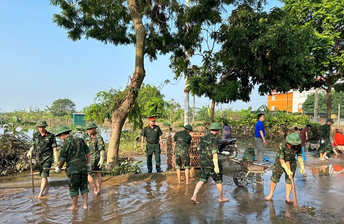 Lực lượng qu&acirc;n đội tr&ecirc;n địa b&agrave;n quận Long Bi&ecirc;n tham gia vệ sinh m&ocirc;i trường, khắc phục thiệt hại sau b&atilde;o lũ