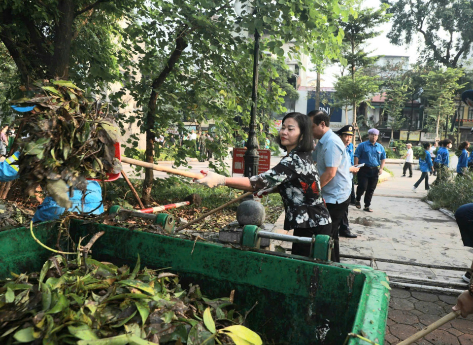 Ph&oacute; B&iacute; thư Thường trực Th&agrave;nh ủy H&agrave; Nội Nguyễn Thị Tuyến tham gia tổng vệ sinh m&ocirc;i trường