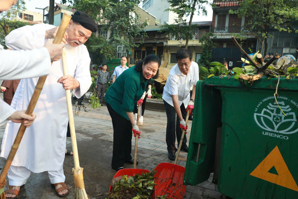 B&iacute; thư Th&agrave;nh ủy H&agrave; Nội B&ugrave;i Thị Minh Ho&agrave;i tham gia tổng vệ sinh m&ocirc;i trường