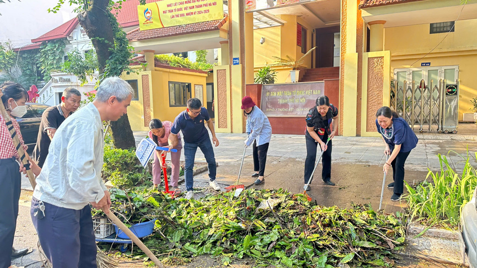 L&atilde;nh đạo Ủy ban Mặt trận Tổ quốc Việt Nam TP H&agrave; Nội tham gia tổng vệ sinh m&ocirc;i trường khu vực trụ sở Ủy ban