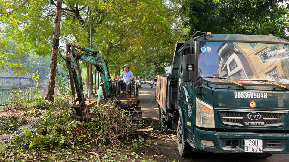 Nhiều m&aacute;y m&oacute;c, trang thiết bị đ&atilde; được phường Nghĩa Đ&ocirc; huy động nhằm đẩy nhanh tiến độ khắc phục sự cố c&acirc;y xanh gẫy đổ.