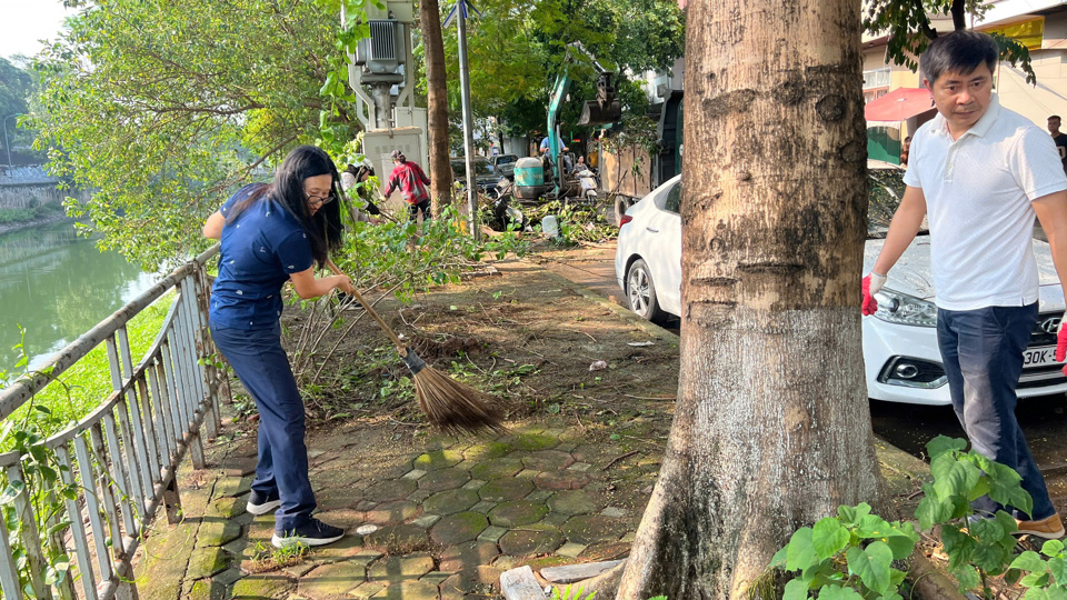 Ph&oacute; Chủ tịch UBND quận Cầu Giấy Trịnh Thị Dung tham gia dọn dẹp vệ sinh m&ocirc;i trường tr&ecirc;n phố Nguyễn Đ&igrave;nh Ho&agrave;n, phường Nghĩa Đ&ocirc;.