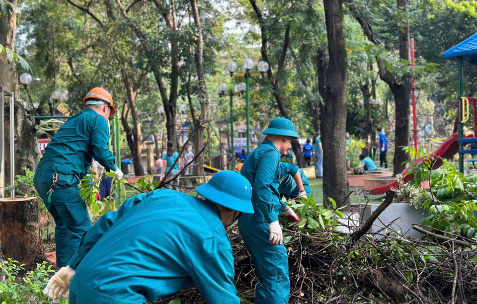 Lực lượng chức năng phường Nghĩa T&acirc;n xử l&yacute; c&acirc;y xanh gẫy đổ tr&ecirc;n địa b&agrave;n.