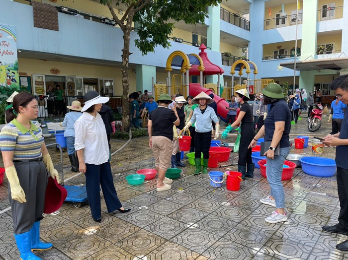 Ph&oacute; Chủ tịch UBND quận Long Bi&ecirc;n Nguyễn Thị Thanh Hằng kiểm tra, chỉ đạo c&ocirc;ng t&aacute;c vệ sinh m&ocirc;i trường sau b&atilde;o lũ tại Trường Mầm non Bắc Bi&ecirc;n