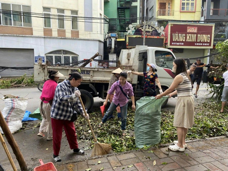 Phụ nữ quận Cầu Giấy tham gia dọn dẹp c&agrave;nh c&acirc;y gẫy, đỗ sau b&atilde;o