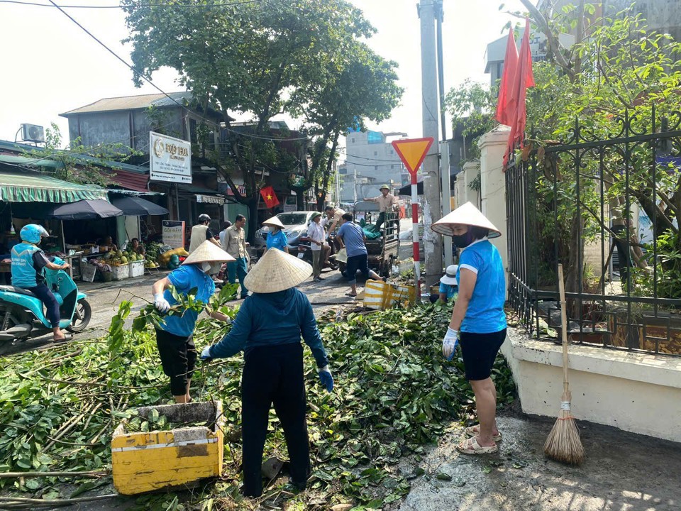 Phụ nữ quận Nam Từ Li&ecirc;m tham gia tổng vệ sinh m&ocirc;i trường