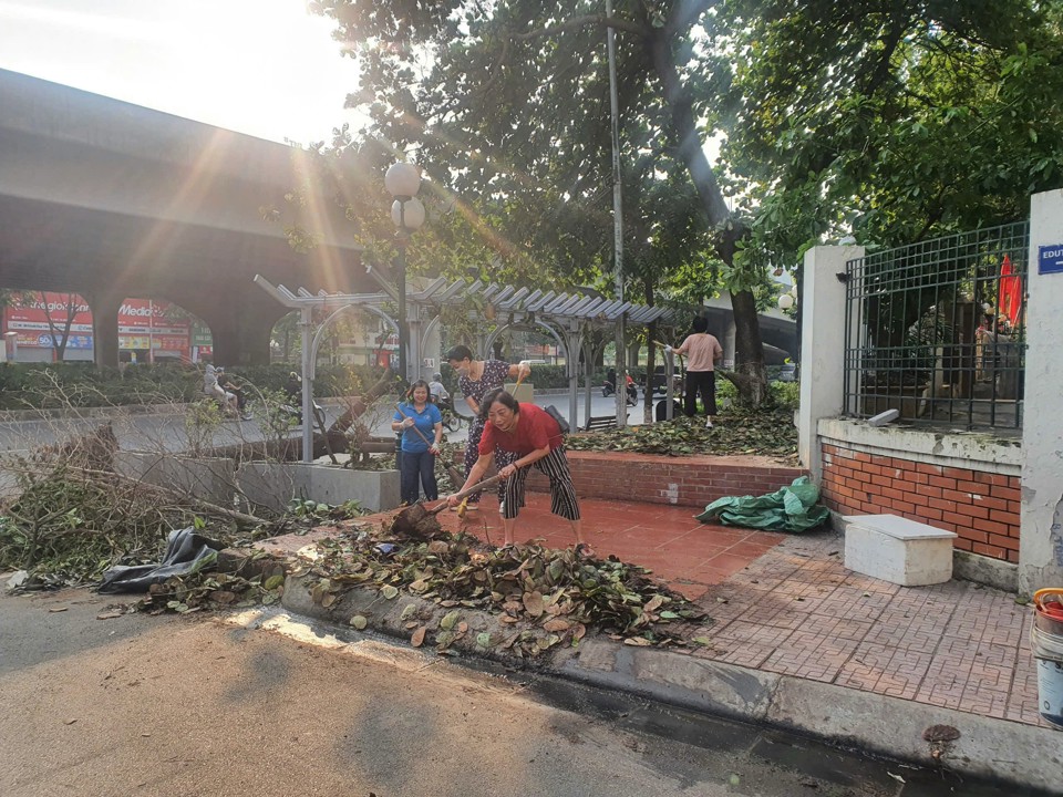 Phụ nữ quận Thanh Xu&acirc;n ra qu&acirc;n l&agrave;m sạch đường phố