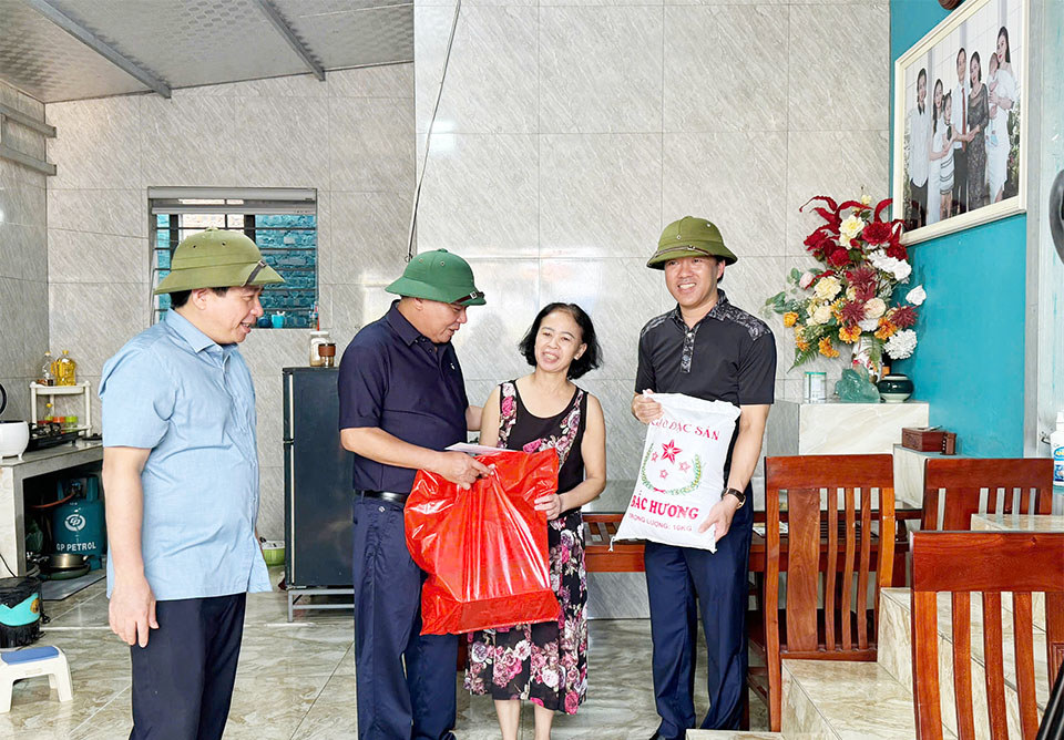 &nbsp;Ph&oacute; B&iacute; thư Th&agrave;nh ủy Nguyễn Văn Phong v&agrave; l&atilde;nh đạo quận Bắc Từ Li&ecirc;m tặng qu&agrave; cho hộ kh&oacute; khăn, bị ngập gia đ&igrave;nh b&agrave; Phan Thị Gi&oacute; - TDP Hồng Ngự -&nbsp; phường Thụy Phương.