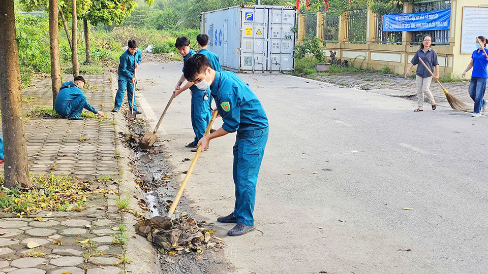 Phường Cổ Nhuế 2 huy động c&aacute;c lực lượng tham gia tổng vệ sinh m&ocirc;i trường.&nbsp;