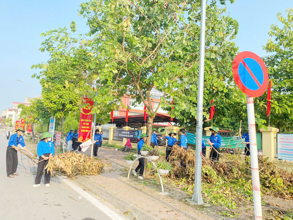 Lực lượng đo&agrave;n vi&ecirc;n thanh ni&ecirc;n tham gia&nbsp;dọn dẹp đường phố.