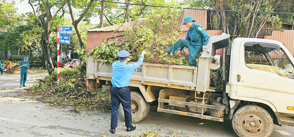 Đội Thanh tra Giao th&ocirc;ng vận tải số 22 ra qu&acirc;n&nbsp;xử l&yacute; tổng vệ sinh m&ocirc;i trường, khắc phục hậu quả cơn b&atilde;o số 3.