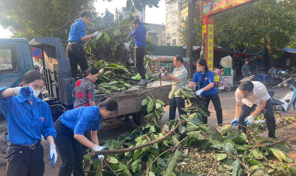 C&ocirc;ng t&aacute;c thu dọn vệ sinh m&ocirc;i trường tr&ecirc;n địa b&agrave;n phường Quan Hoa đ&atilde; nhận được sự quan t&acirc;m của đ&ocirc;ng đảo quần ch&uacute;ng Nh&acirc;n d&acirc;n.