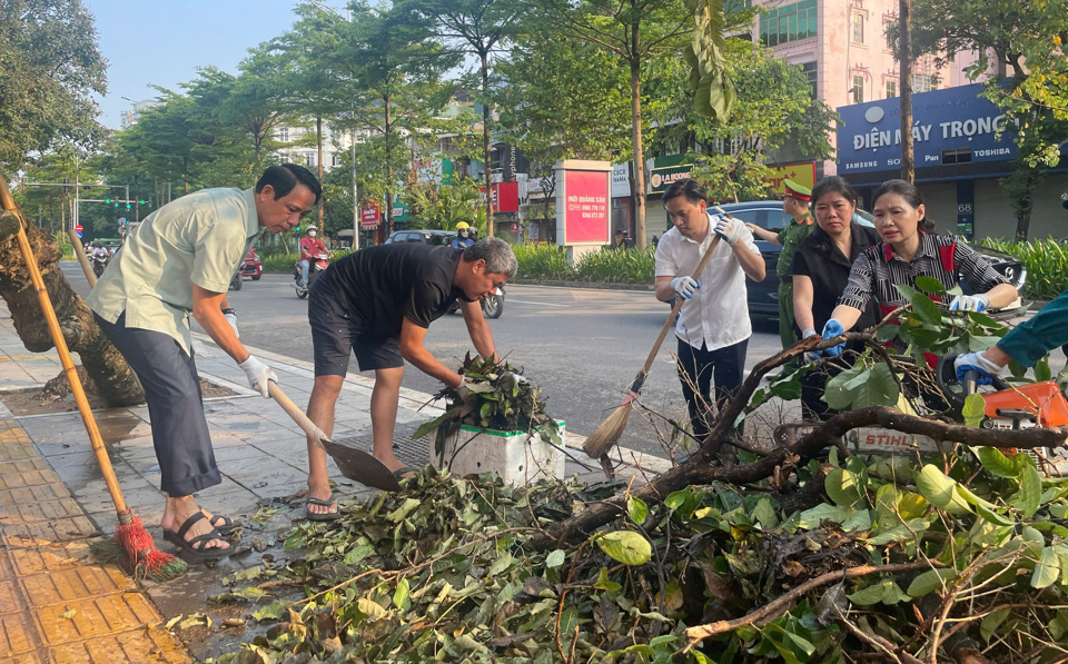 Ph&oacute; B&iacute; thư Thường trực Quận uỷ Cầu Giấy Nguyễn Văn Chiến trực tiếp tham gia dọn dẹp vệ sinh m&ocirc;i trường tại phường Quan Hoa.