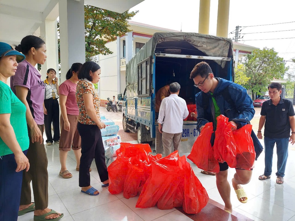 Tiếp nhận h&agrave;ng cứu trợ tại x&atilde; Tốt Động