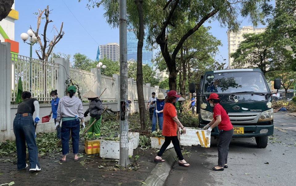 C&aacute;n bộ v&agrave; Nh&acirc;n d&acirc;n phường Trung Ho&agrave; t&iacute;ch cực tham gia dọn dẹp vệ sinh m&ocirc;i trường tr&ecirc;n địa b&agrave;n.