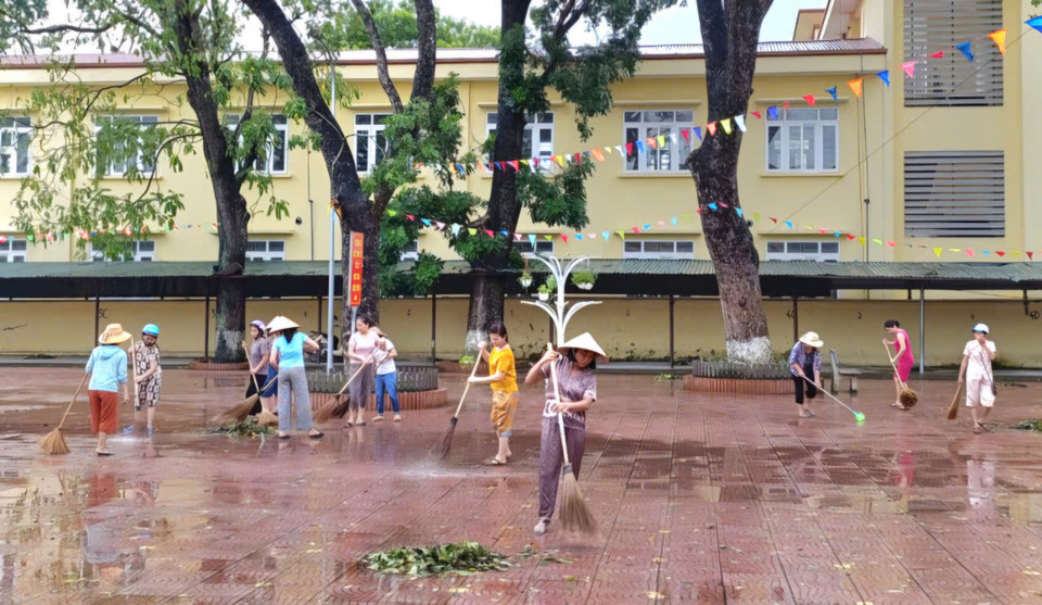 Dọn dẹp sạch sẽ trường học để sẵn s&agrave;ng đ&oacute;n học sinh trở lại.