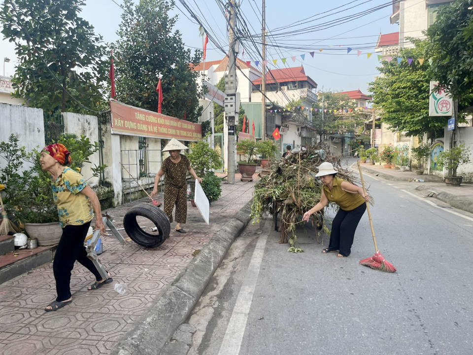 Người d&acirc;n Tổ d&acirc;n phố Thụy Ứng, thị trấn Ph&ugrave;ng thu dọn r&aacute;c, c&agrave;nh c&acirc;y tr&ecirc;n c&aacute;c tuyến đường, ng&otilde; phố.