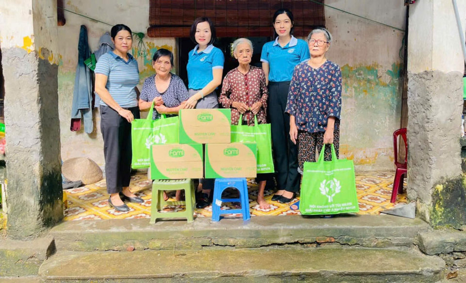 Hỗ trợ c&aacute;c trường hợp kh&oacute; khăn oột xuất do b&atilde;o.