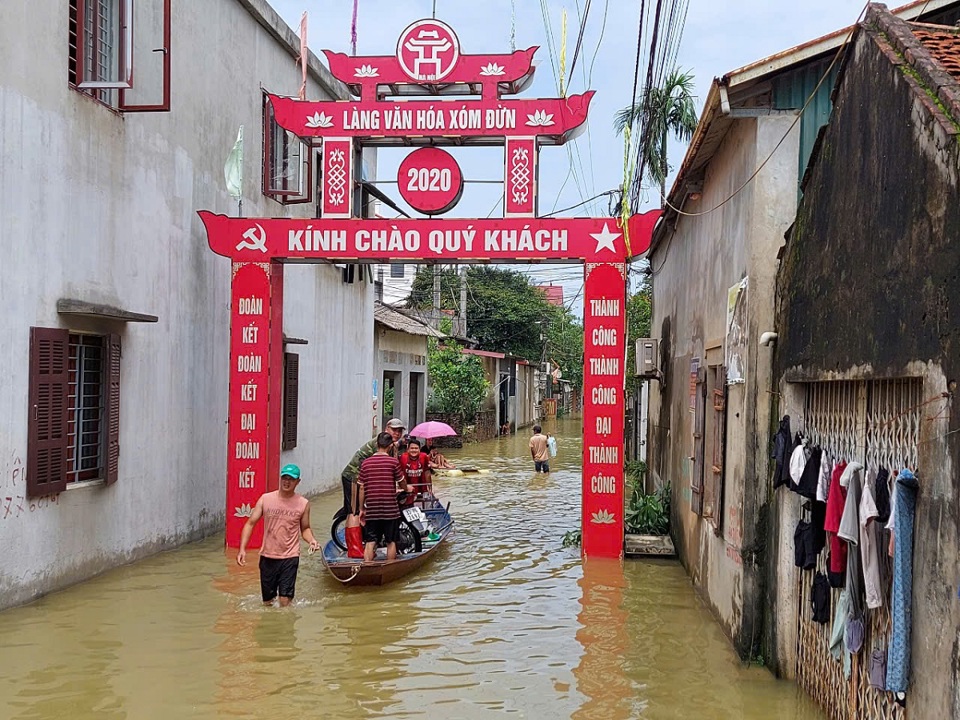 D&ugrave; lũ lụt, nhưng cuộc sống người d&acirc;n, x&oacute;m Đừn, x&atilde; Tốt Động, huyện Chương Mỹ vẫn b&igrave;nh y&ecirc;n...