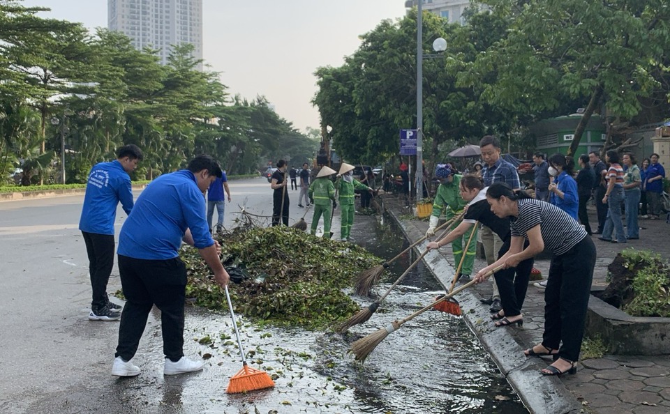 Quận Cầu Giấy ra quân tổng vệ sinh môi trường sau bão số 3 - Ảnh 5