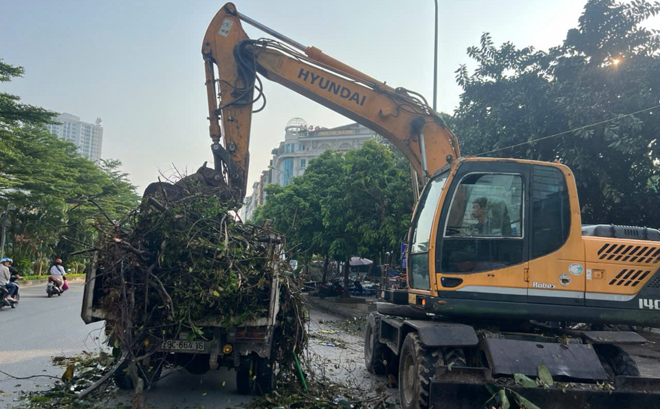 Ngay từ s&aacute;ng sớm, phường Y&ecirc;n Ho&agrave; đ&atilde; huy động đ&ocirc;ng đảo nh&acirc;n lực, phương tiện tham gia dọn dẹp vệ sinh m&ocirc;i trường tr&ecirc;n địa b&agrave;n