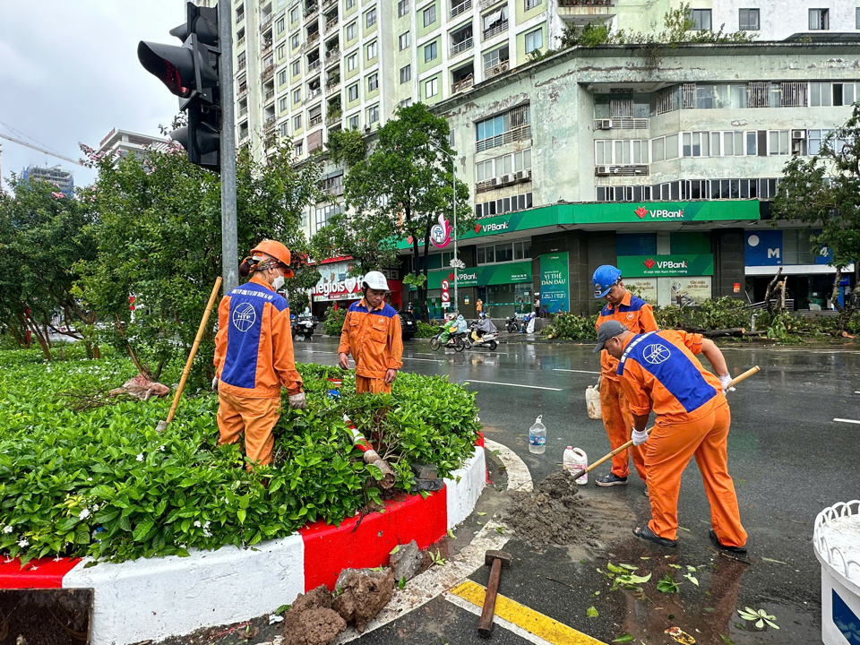 Đơn vị duy tu, bảo tr&igrave; dựng lại biển b&aacute;o giao th&ocirc;ng g&atilde;y đổ.