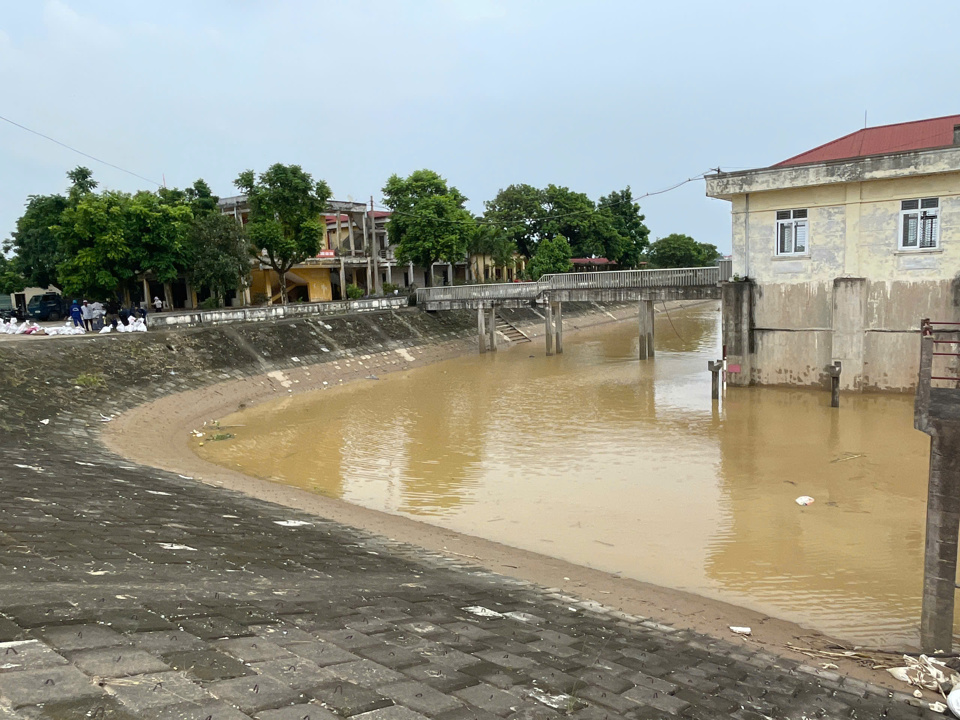 Mực nước s&ocirc;ng Hồng tại khu vực trạm bơm Hồng V&acirc;n, huyện Thường T&iacute;n đ&atilde; r&uacute;t kh&aacute; s&acirc;u