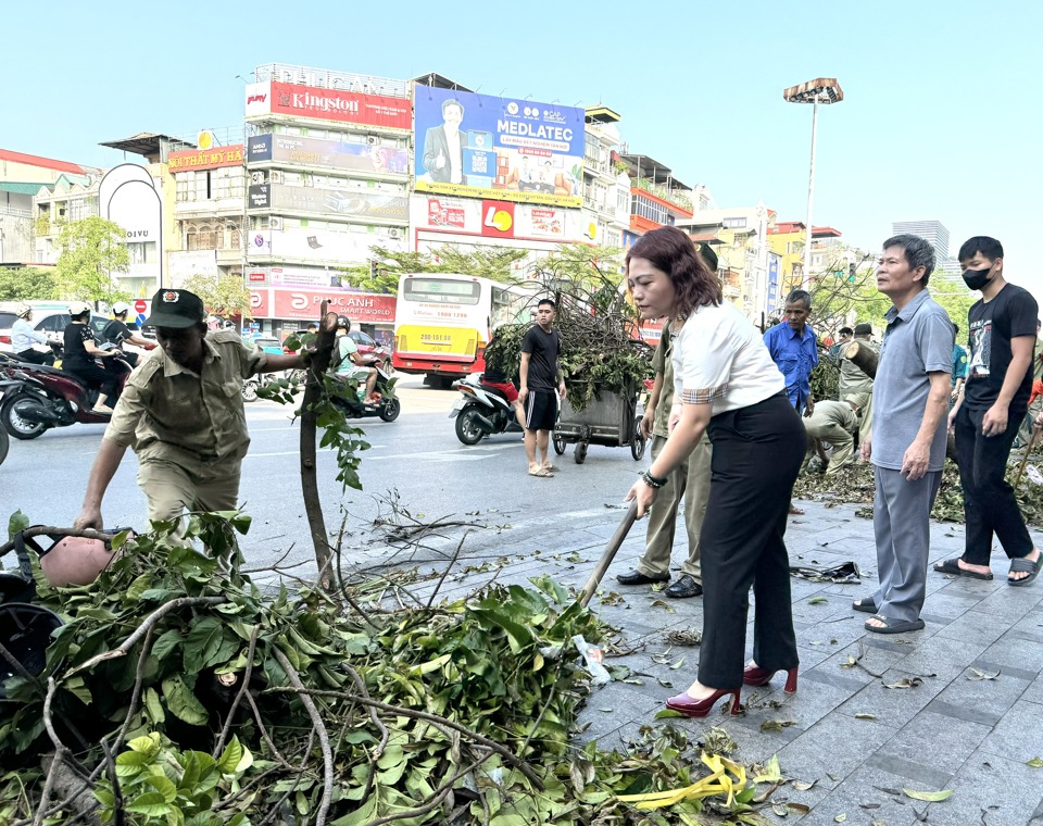 C&aacute;c lực lượng v&agrave; l&atilde;nh đạo phường Phương Li&ecirc;n tham gia dọn dẹp vệ sinh m&ocirc;i trường tr&ecirc;n tuyến phố X&atilde; Đ&agrave;n.