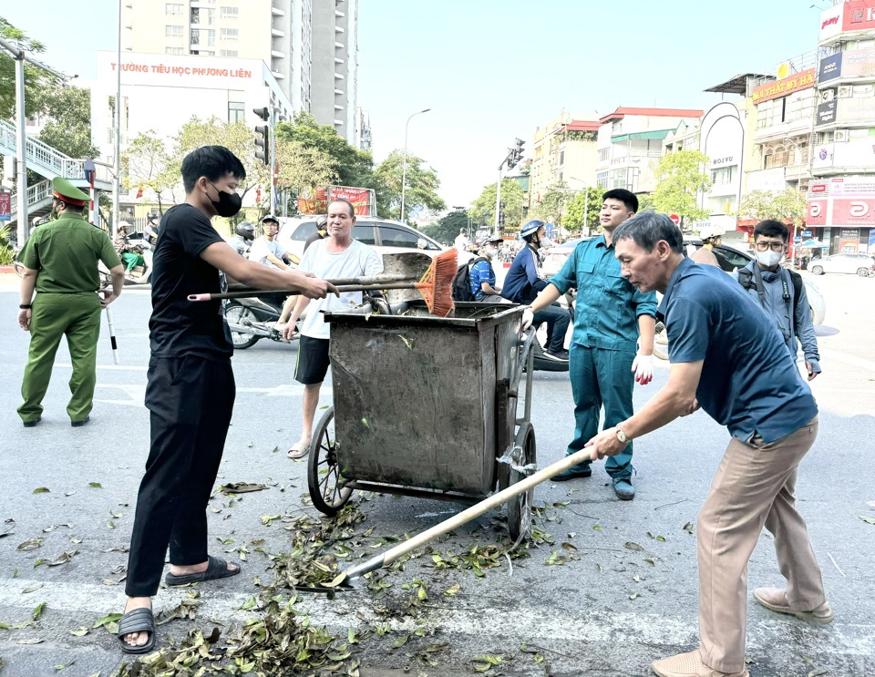 Người d&acirc;n phường Phương Li&ecirc;n hưởng ứng tham gia dọn dẹp vệ sinh m&ocirc;i trường tr&ecirc;n c&aacute;c tuyến phố.