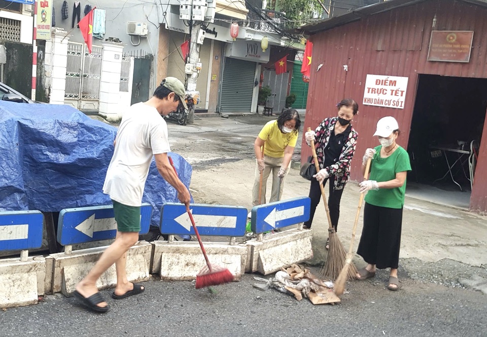 Người d&acirc;n phường Trung Phụng hưởng ứng tham gia dọn dẹp vệ sinh m&ocirc;i trường tr&ecirc;n c&aacute;c tuyến phố.