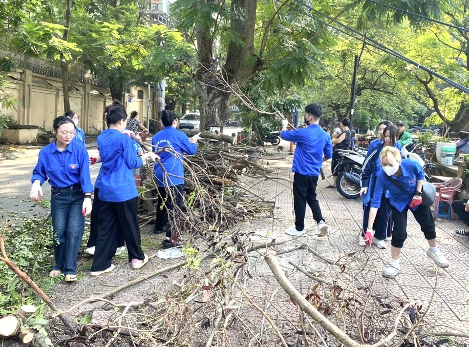 Thanh ni&ecirc;n phường L&aacute;ng Thượng tham gia dọn dẹp vệ sinh m&ocirc;i trường tr&ecirc;n địa b&agrave;n.