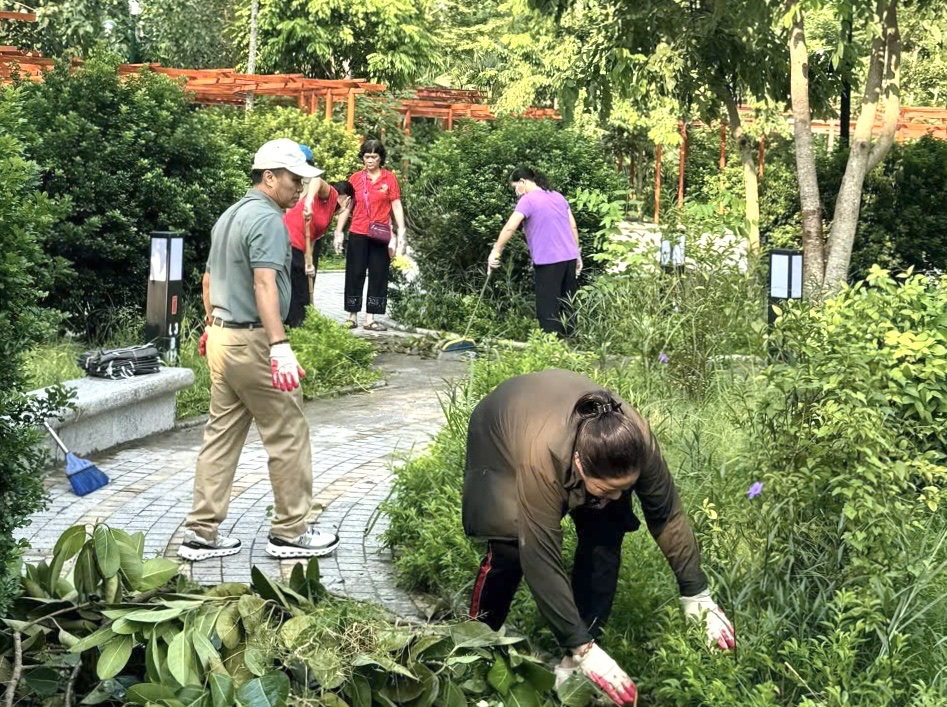 Người d&acirc;n phường Quang Trung tham gia dọn dẹp vệ sinh m&ocirc;i trường tại c&ocirc;ng vi&ecirc;n tr&ecirc;n địa b&agrave;n.