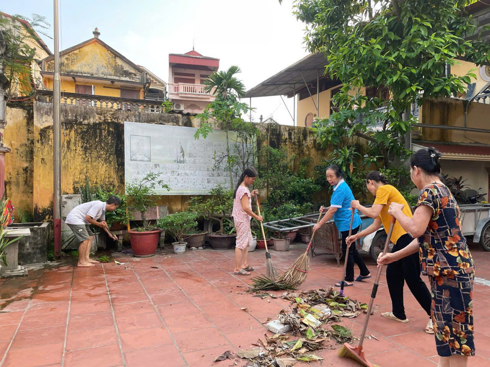 Dọn vệ sinh sạch sẽ từ trong s&acirc;n vườn...