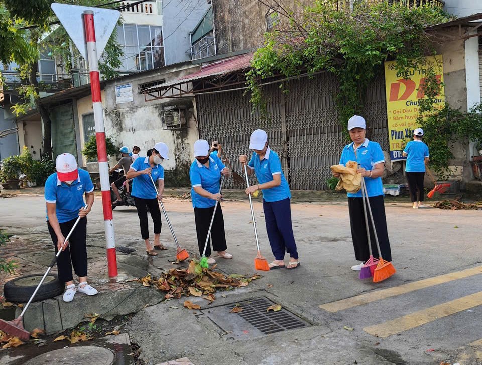 Đường phố được qu&eacute;t dọn sạch sẽ.