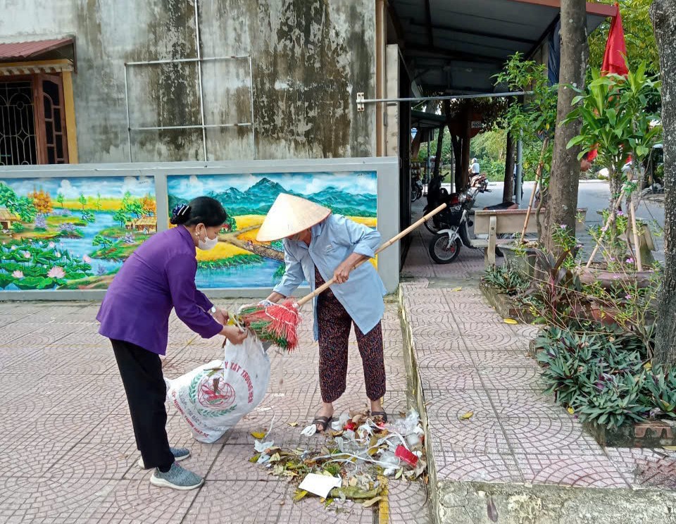 Tất cả c&aacute;c loại r&aacute;c thải, l&aacute; c&acirc;y đ&ecirc;u được thu gom cẩn thận.