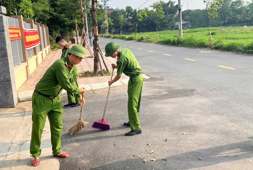 C&ugrave;ng với đ&oacute; l&agrave; lực lượng c&ocirc;ng an thị x&atilde;.