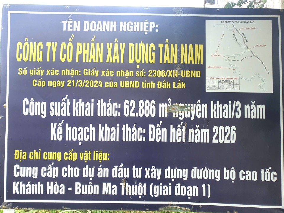 C&ocirc;ng ty T&acirc;n Nam c&oacute; trụ sở tại Nghệ An được khai th&aacute;c c&aacute;t l&agrave;m vật liệu th&ocirc;ng thường tại s&ocirc;ng Kr&ocirc;ng Pắc, đoạn qua địa b&agrave;n x&atilde; Cư Yang, Cư B&ocirc;ng thuộc huyện Ea Kar (Đắk Lắk) nhằm cung cấp cho g&oacute;i thầu số 02, Dự &aacute;n th&agrave;nh phần 3 thuộc Dự &aacute;n đầu tư x&acirc;y dựng đường bộ cao tốc Kh&aacute;nh H&ograve;a - Bu&ocirc;n Ma Thuột giai đoạn 1.