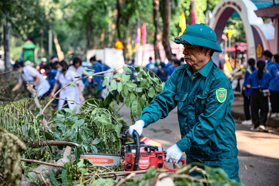 Dọn c&acirc;y cối xong, đơn vị y tế phường sẽ d&ugrave;ng c&aacute;c loại thuốc khử tr&ugrave;ng m&ocirc;i trường