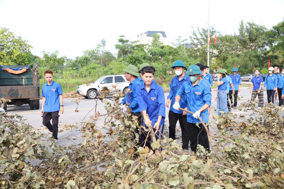 Lực lượng đo&agrave;n vi&ecirc;n thanh ni&ecirc;n tham gia vệ sinh m&ocirc;i trường&nbsp;