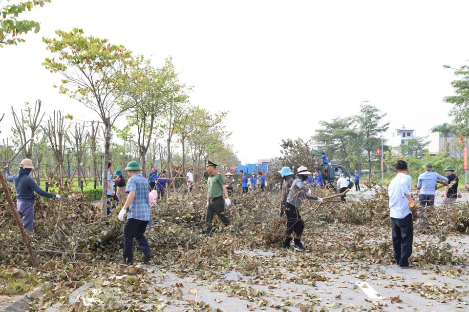 c&aacute;n bộ c&ocirc;ng chức, vi&ecirc;n chức, người lao động; đo&agrave;n vi&ecirc;n, hội vi&ecirc;n v&agrave; Nh&acirc;n d&acirc;n huyện M&ecirc; Linh đ&atilde; tham gia vệ sinh m&ocirc;i trường&nbsp;