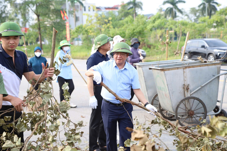 Chủ tịch UBND huyện M&ecirc; Linh&nbsp;Ho&agrave;ng Anh Tuấn tham gia&nbsp;dọn dẹp, vệ sinh m&ocirc;i trường&nbsp; sau b&atilde;o