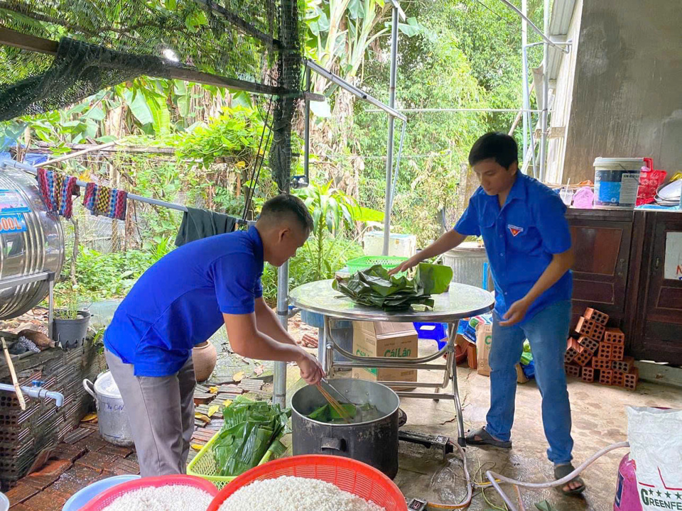 Người d&acirc;n Tr&agrave; Bồng cũng từng trải qua cảnh chạy lũ, sạt lở n&uacute;i n&ecirc;n rất thấu hiểu t&igrave;nh cảnh b&agrave; con miền Bắc đang trải qua. Do đ&oacute;, ai cũng muốn đ&oacute;ng g&oacute;p phần c&ocirc;ng sức để san sẻ bớt kh&oacute; khăn.