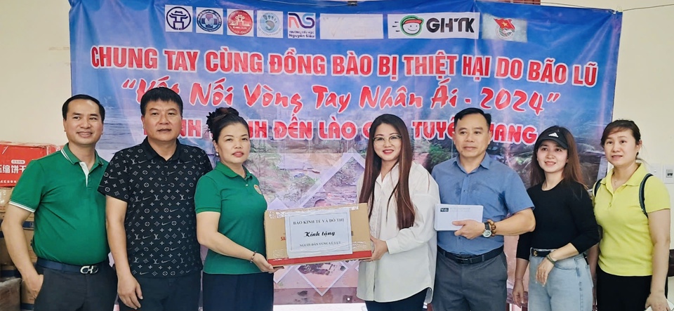 B&aacute;o Kinh tế &amp; Đ&ocirc; thị v&agrave; cộng đồng doanh nghiệp, c&aacute;c cơ quan đ&atilde; đến với người d&acirc;n v&ugrave;ng lũ.&nbsp;