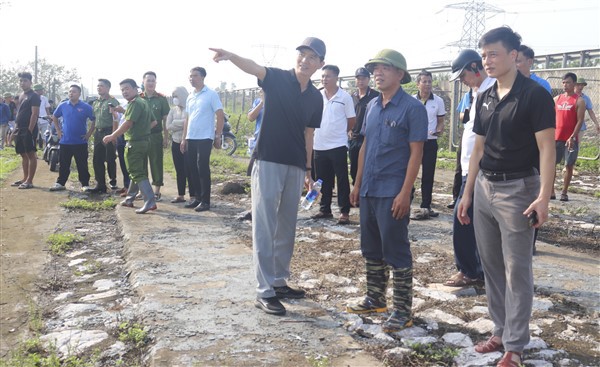 Ph&oacute; B&iacute; thư Thường trực Huyện ủy, Chủ tịch HĐND huyện Gia L&acirc;m Nguyễn Tiến Việt kiểm tra, chỉ đạo c&ocirc;ng t&aacute;c ứng ph&oacute; sự cố tr&agrave;n đ&ecirc;, ảnh hưởng đến x&atilde; Y&ecirc;n Thường.