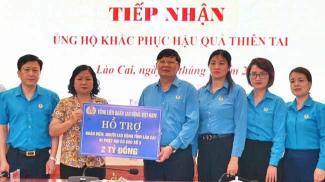 Tổng LĐLĐ Việt Nam trao 2 tỉ đồng cho Ủy ban MTTQ Việt Nam tỉnh L&agrave;o Cai - Ảnh: Ho&agrave;ng Thương