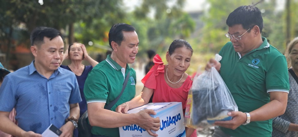 Một người d&acirc;n Tuy&ecirc;n Quang x&uacute;c động khi nhận phần qu&agrave; từ chương tr&igrave;nh.