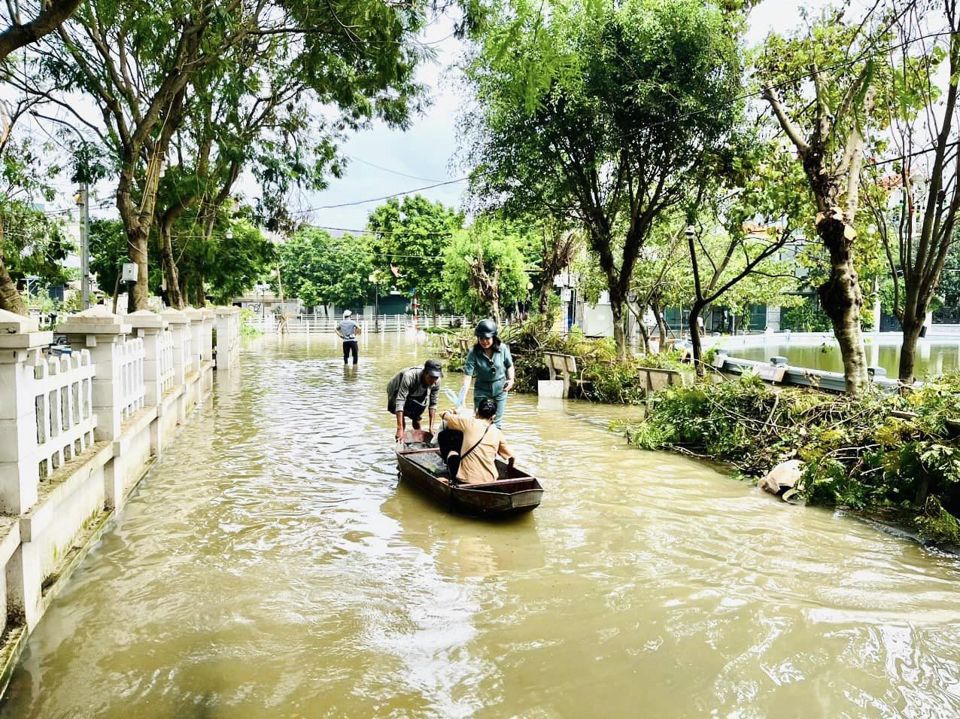 C&ugrave;ng với việc ra qu&acirc;n xử l&yacute; m&ocirc;i trường, ch&iacute;nh quyền v&agrave; người d&acirc;n quận Long Bi&ecirc;n cũng tập trung bảo đảm c&ocirc;ng t&aacute;c an sinh x&atilde; hội, hỗ trợ c&aacute;c gia đ&igrave;nh chịu thiệt hại do b&atilde;o số 3 g&acirc;y ra.