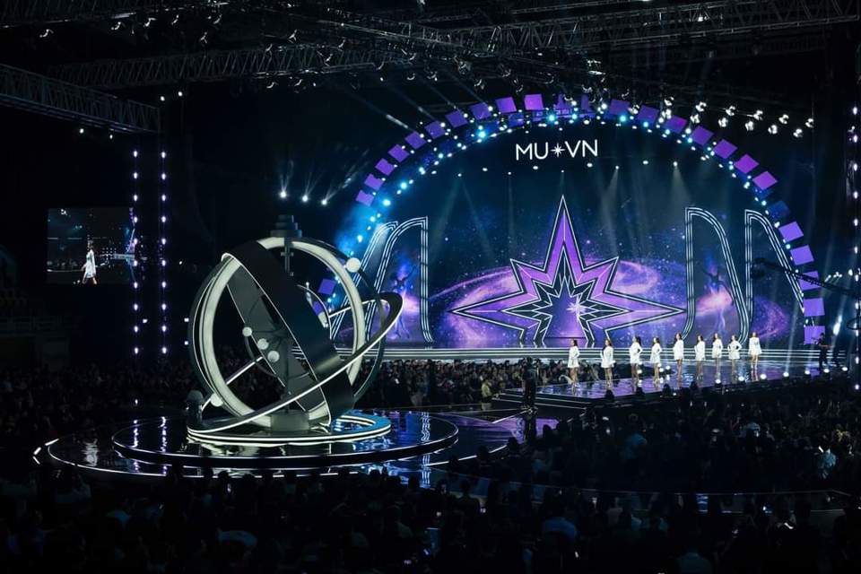 To&agrave;n cảnh s&acirc;n khấu đ&ecirc;m chung kết Miss Universe VietNam 2024. Ảnh: BTC